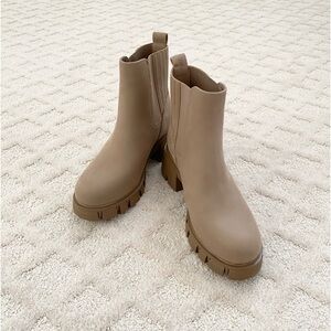MIA 👑 Lug sole boots Women size 8
